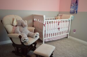 Ontwikkel een zomervriendelijke babykamer met moderne pastelaccenten