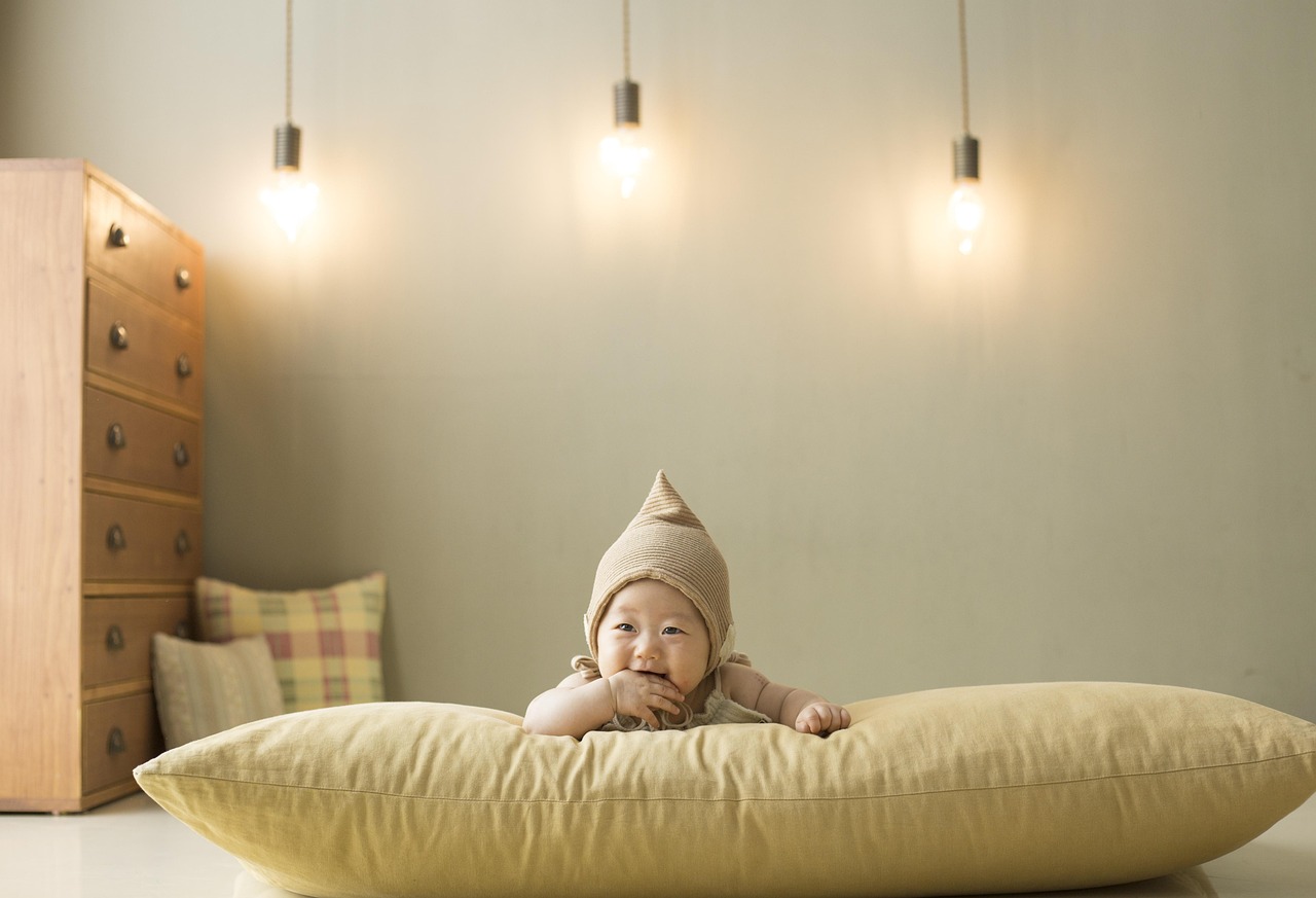 Neutrale meubels met zomerse pasteltinten babykamer.