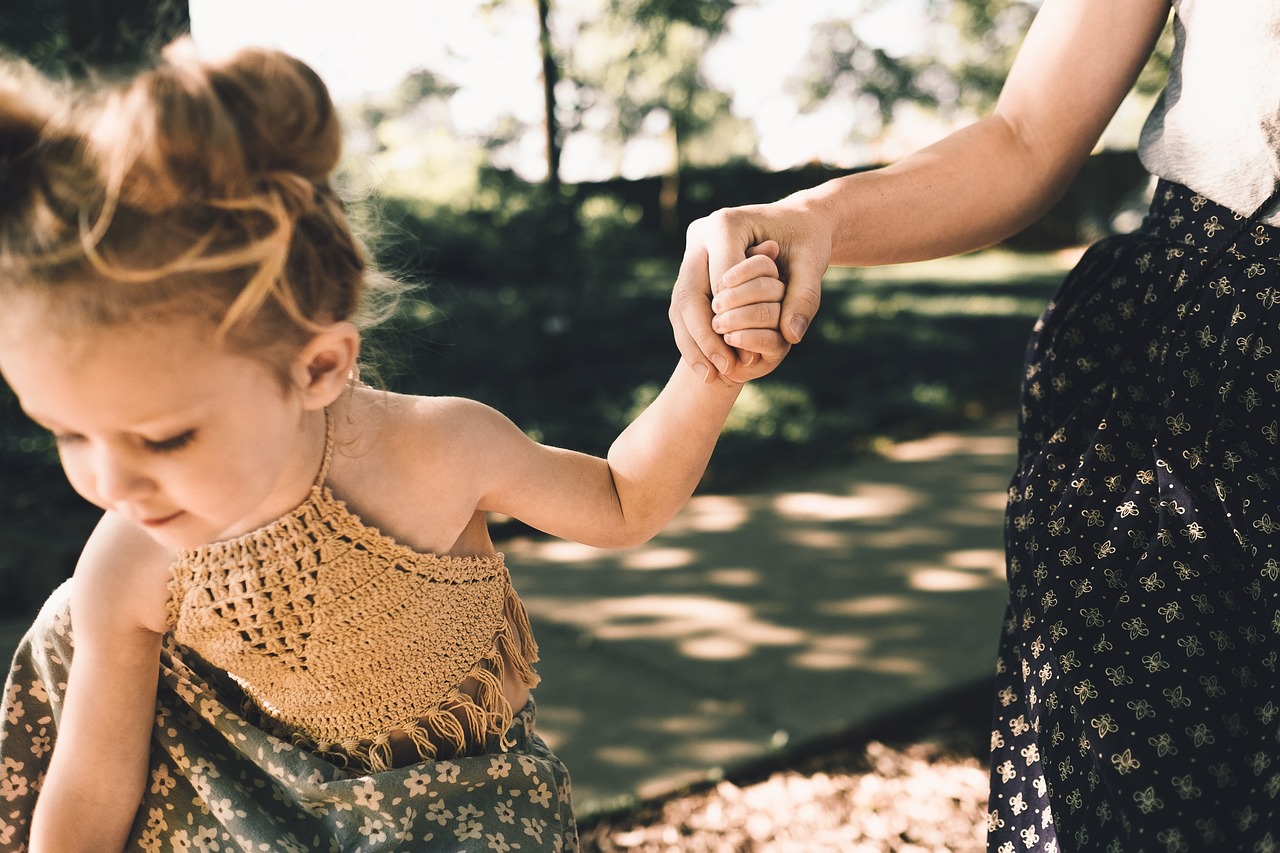 Ouders en kinderen zaaien lentegroenten in de tuin.