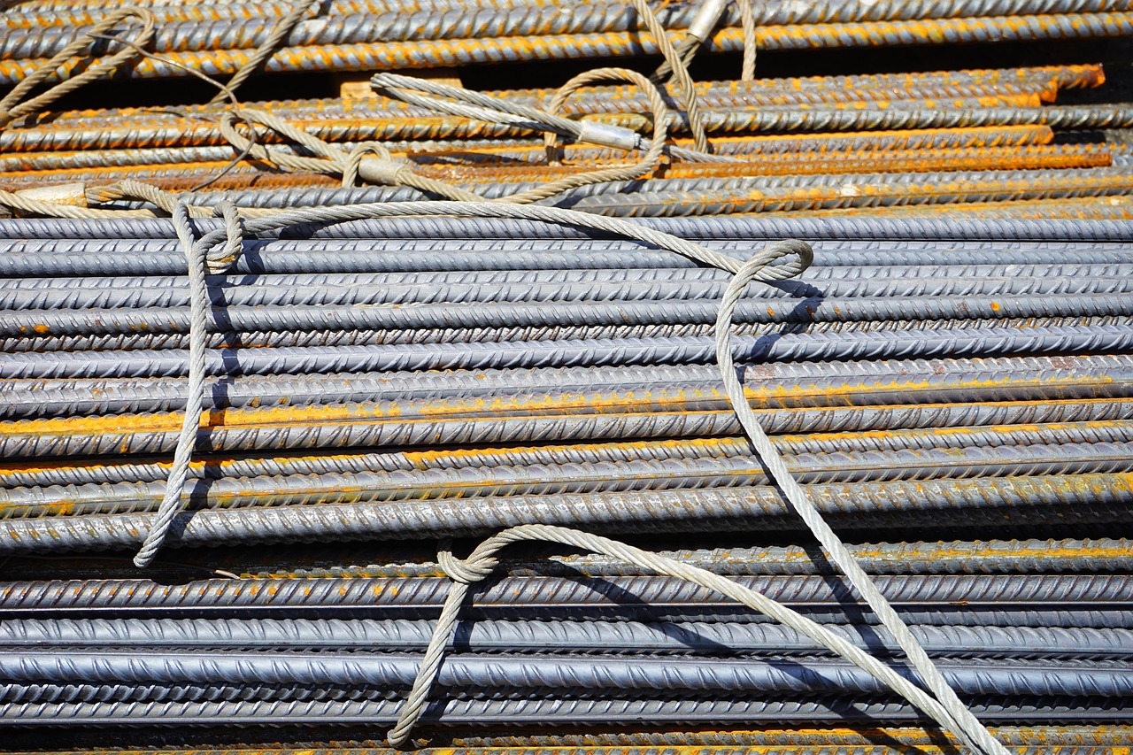 Neutrale basics van hoogwaardige texturen op rek.