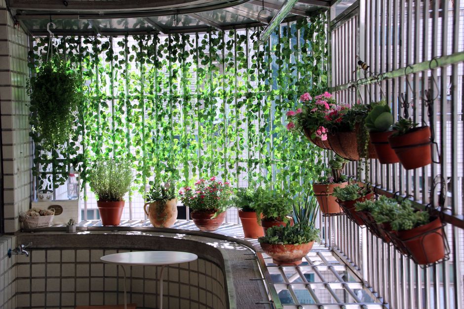 Handgemaakte waterschotel met kiezels op balkon.