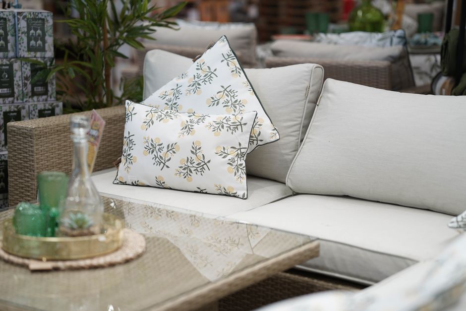 Botanisch kussen op houten tuinbankje. Botanisch kussen op houten tuinbankje.