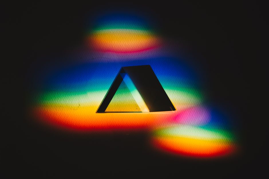 Prisma-lichtpaneel werpt regenboog op muur. Prisma-lichtpaneel werpt regenboog op muur.