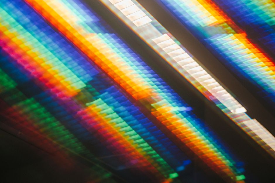 Lichtpanelen creëren kleurrijke regenboogschakeringen. Lichtpanelen creëren kleurrijke regenboogschakeringen.