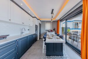 Marineblauw en koraal: de perfecte zomercombinatie voor je keuken