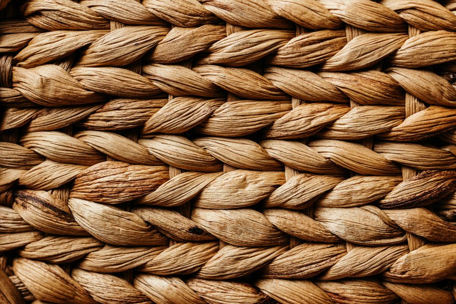 Jute manden naast kamerplanten in woonkamer. Jute manden naast kamerplanten in woonkamer.