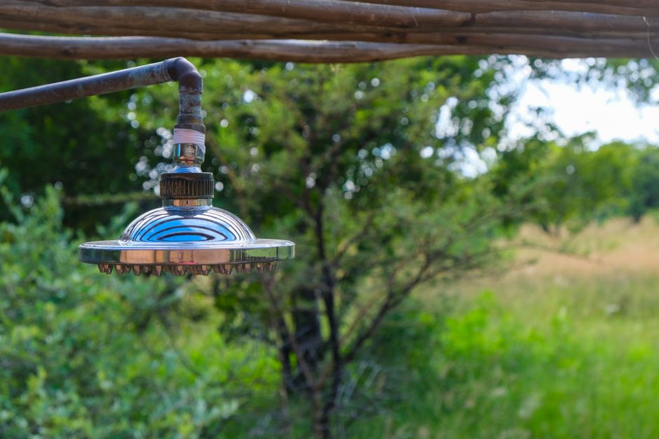 Moderne buitendouche met zonnecellen en waterbesparing. Moderne buitendouche met zonnecellen en waterbesparing.