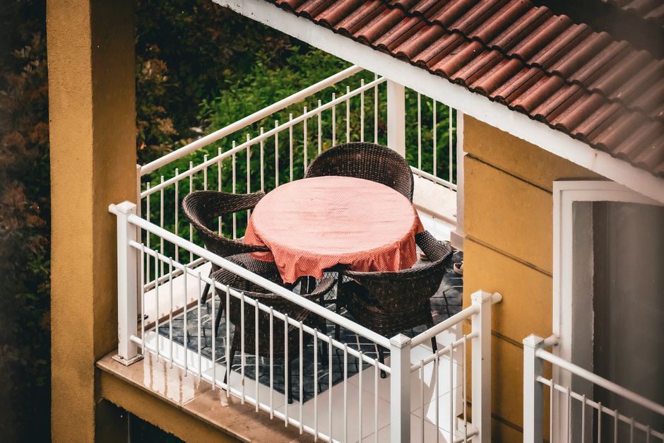 Sfeervolle terracotta lantaarns op tuinpad. Sfeervolle terracotta lantaarns op tuinpad.