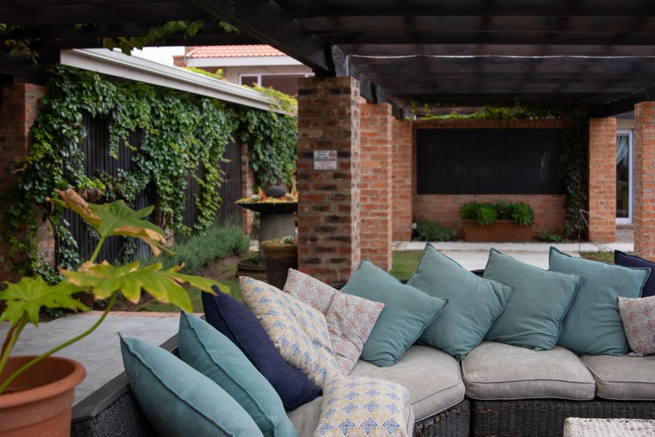 Chill-out nook bij zonsondergang in de tuin.