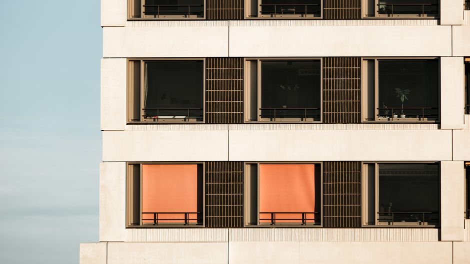 Zonnescherm houdt zomerhitte buiten de woonkamer. Zonnescherm houdt zomerhitte buiten de woonkamer.