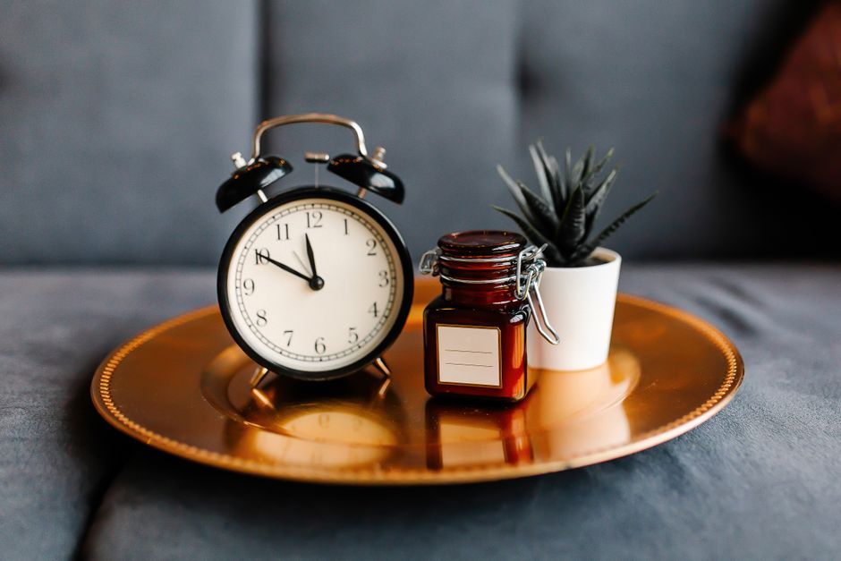Glinsterende koperen vazen op houten tafel. Glinsterende koperen vazen op houten tafel.