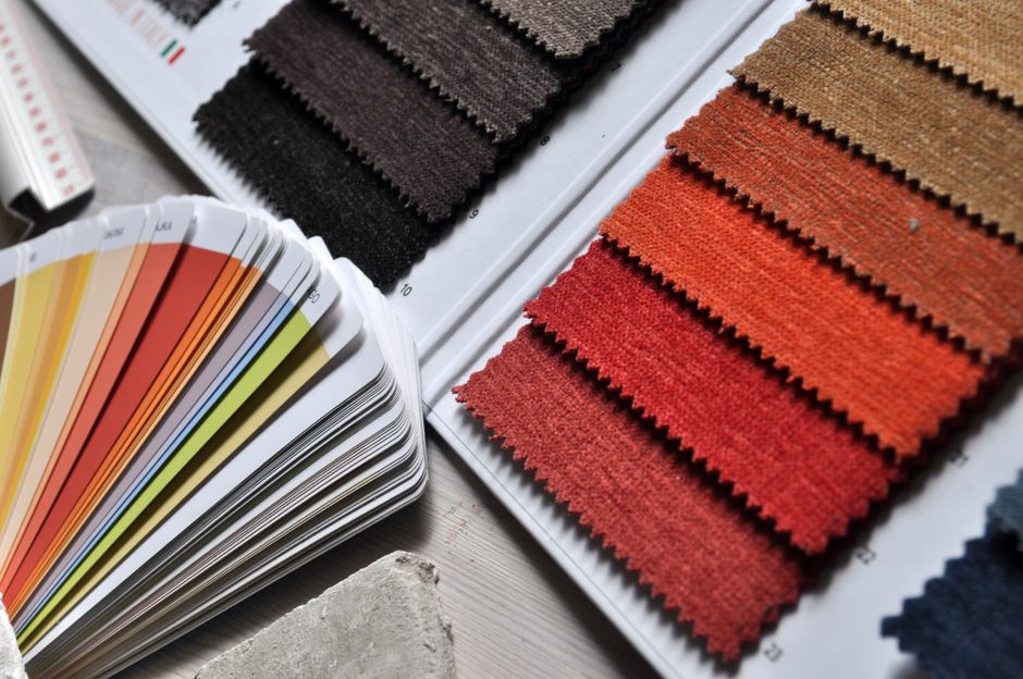 Geel glazen backsplash geeft keuken een opvallend accent.