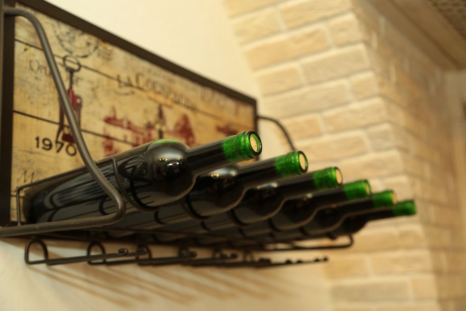 Creatieve wijnopslag onder houten trap. Creatieve wijnopslag onder houten trap.