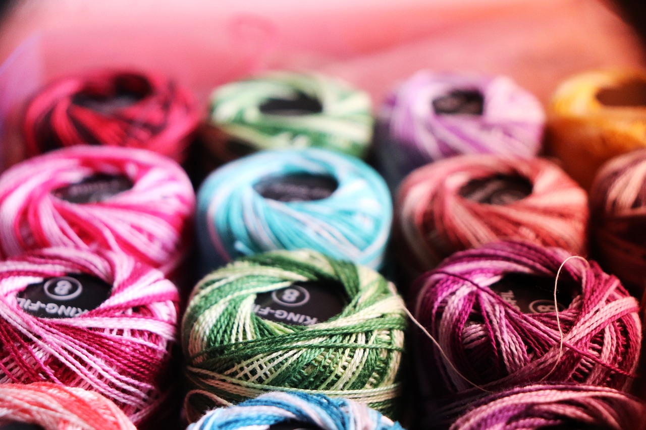 Traditionele weefgetouw met moderne textielcreaties. Traditionele weefgetouw met moderne textielcreaties.