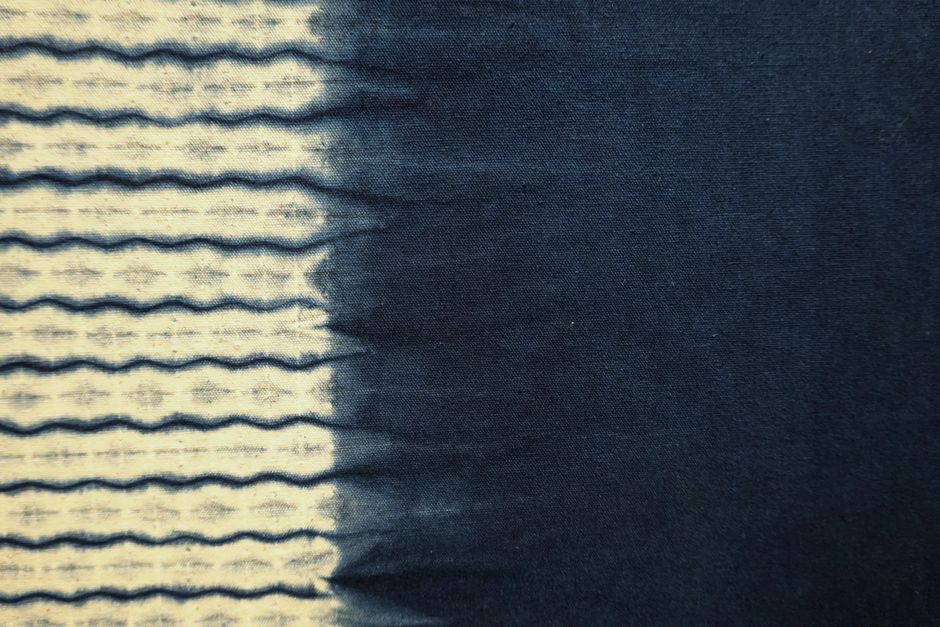Een vrouw weeft kleurrijk handgemaakt textiel. Een vrouw weeft kleurrijk handgemaakt textiel.
