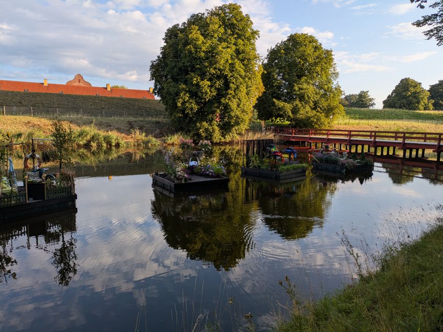 Innovatieve drijvende tuinen langs stedelijke skyline.