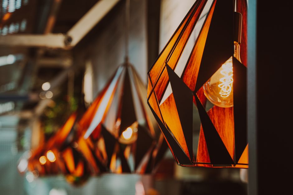 Milieuvriendelijke hanglamp gemaakt van gerecycled materiaal.