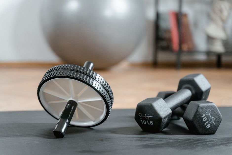 Kleurrijk fitnessposterontwerp voor thuisgym met vrouw. Kleurrijk fitnessposterontwerp voor thuisgym met vrouw.