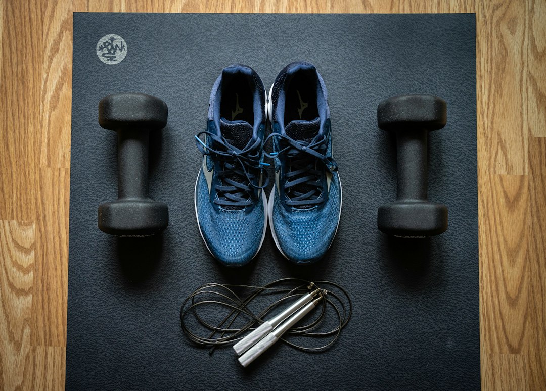 Motiverende fitnessposter met gewichten en inspirerende quote. Motiverende fitnessposter met gewichten en inspirerende quote.
