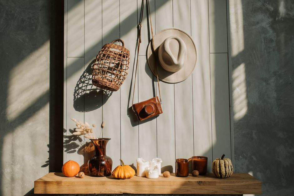 Gezellige eetkamer met aardetinten en herfstdecor. Gezellige eetkamer met aardetinten en herfstdecor.