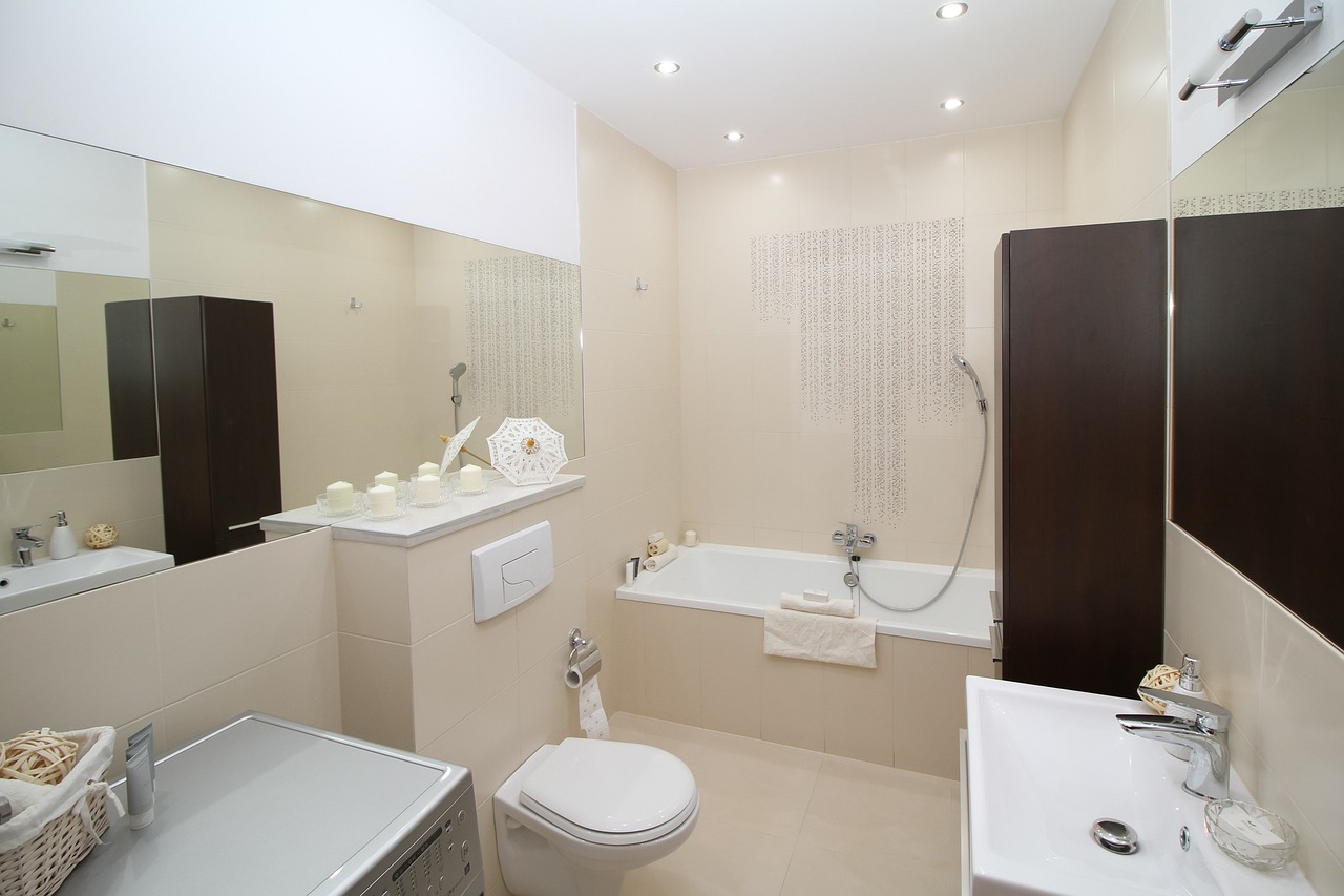 Minimalistische toilet decoratie met stijlvolle prints.
