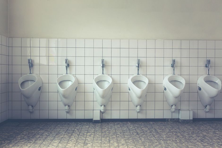 Unieke toilet decoratie met gouden accenten.
